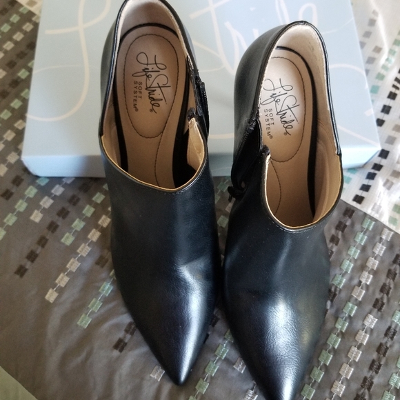 Life Stride Shoes - Life Strides Black leather booties